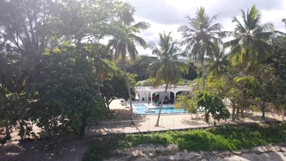À VENDRE – SUPERBE VILLA PIEDS DANS L’EAU AVEC PISCINE