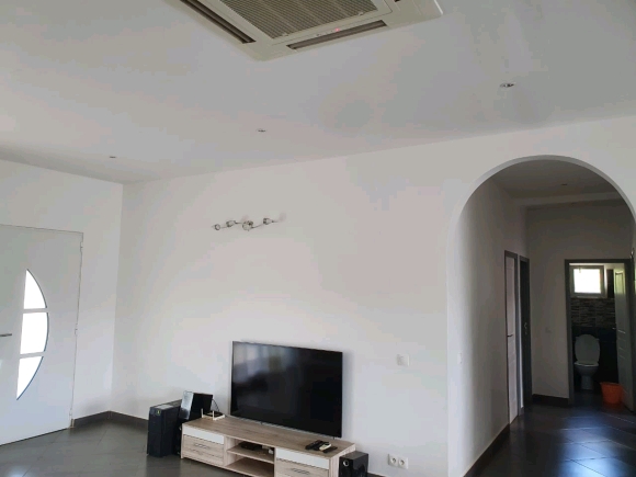 A louer-Villa inépendante meublée et securisée avec jardin-3 chambres