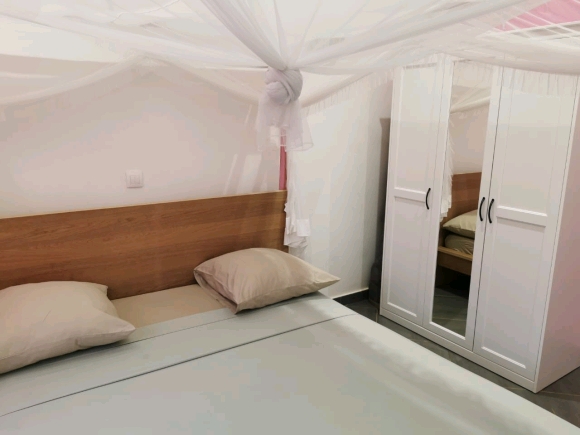 A louer-Villa inépendante meublée et securisée avec jardin-3 chambres