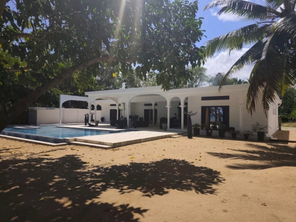 À VENDRE – SUPERBE VILLA PIEDS DANS L’EAU AVEC PISCINE