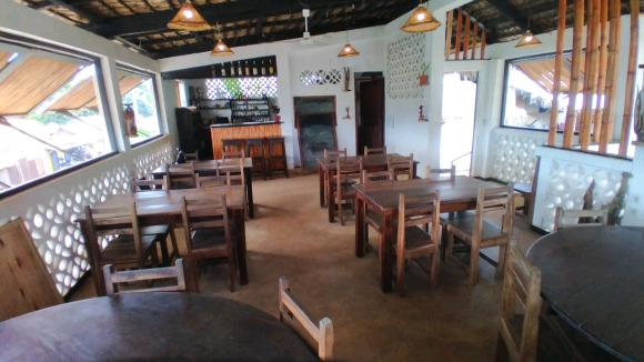 Charmant Restaurant en bord de route à Nosy be