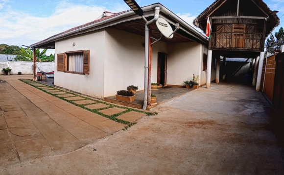 Charmante maison meublée avec piscine, proche de la plage