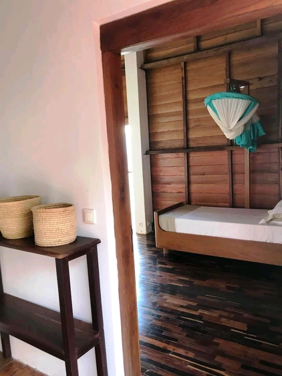 Propriété atypique avec vue panoramique et piscine à débordement