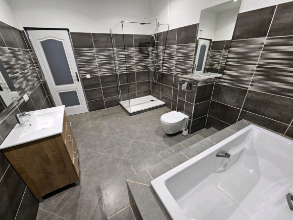 A louer-Villa inépendante meublée et securisée avec jardin-3 chambres