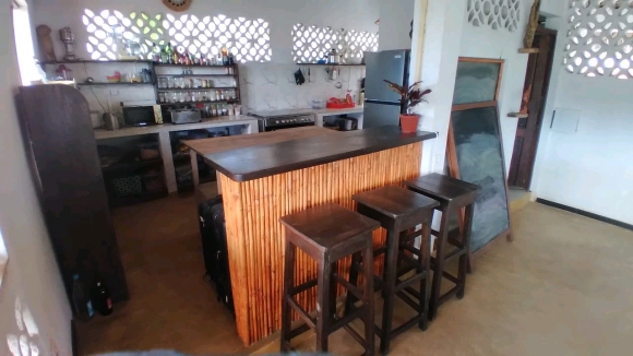 Charmant Restaurant en bord de route à Nosy be