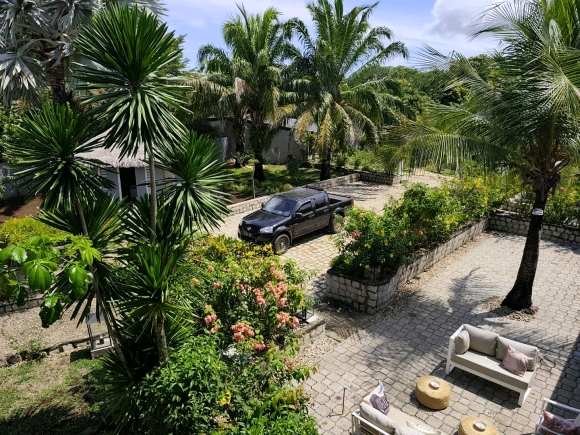 À VENDRE – Superbe Propriété Alliant Charme Tropical et Confort Européen