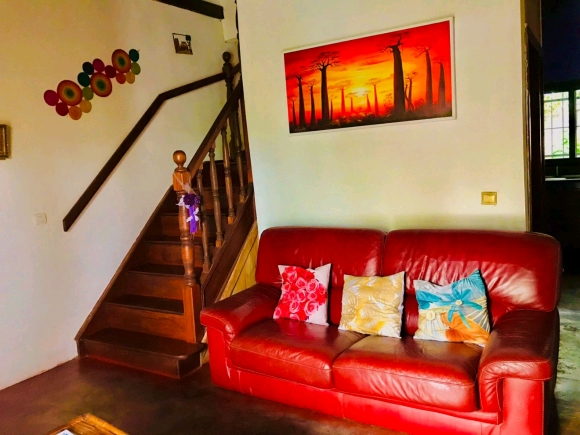 A louer, Ensemble de trois appartements meublés avec piscine et jardin