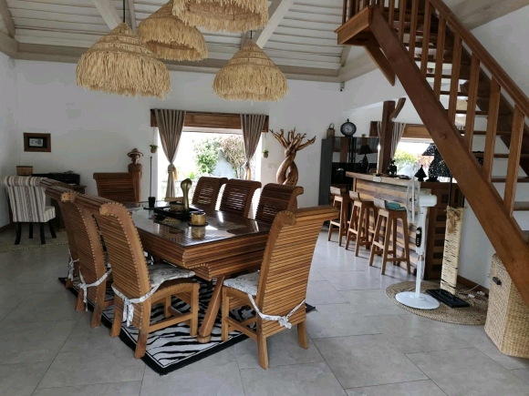 À VENDRE – Superbe Propriété Alliant Charme Tropical et Confort Européen