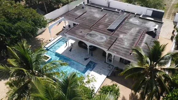 À VENDRE – SUPERBE VILLA PIEDS DANS L’EAU AVEC PISCINE