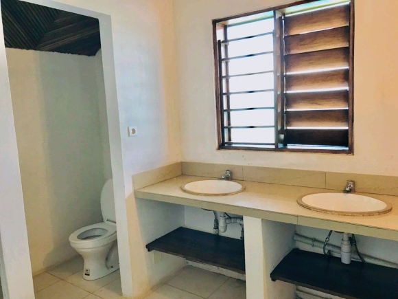 A louer, belle maison meublée à étage dans un cadre sécurisé