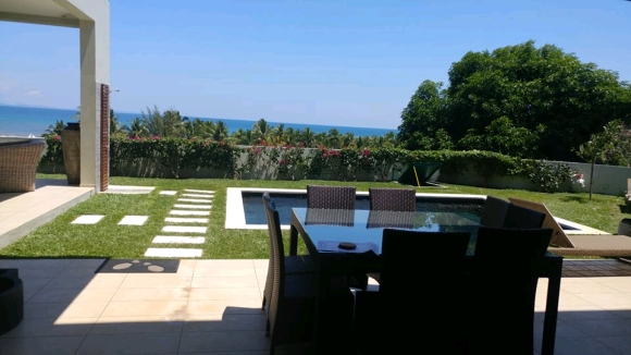 Belle villa avec piscine et superbe vue panoramique sur la mer