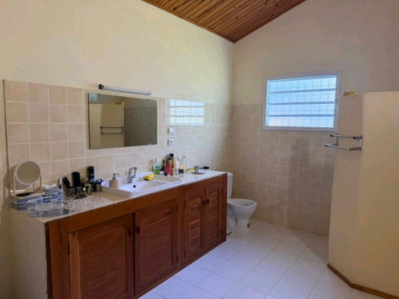 À VENDRE – Villa avec piscine à seulement 50 m de la plage