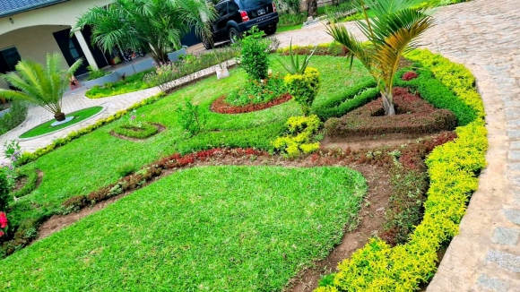 A louer-Villa inépendante meublée et securisée avec jardin-3 chambres