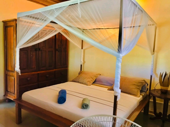 A louer-Villas en copropriété meublées, pied dans l'eau avec jardin