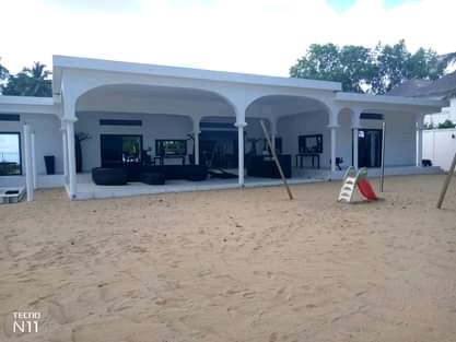 A vendre, superbe maison au bord de la plage d'Ankibanovato