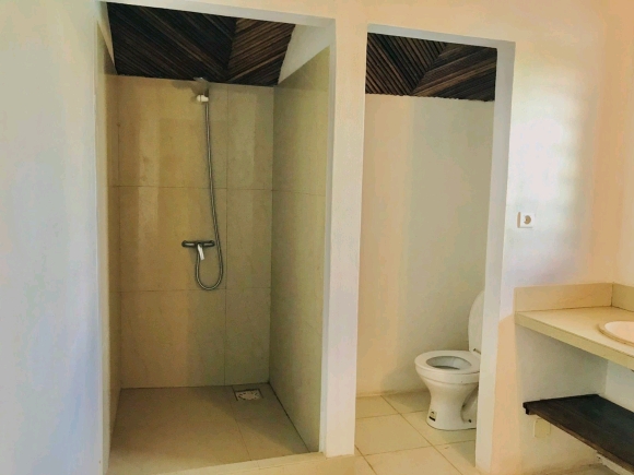 A louer, belle maison meublée à étage dans un cadre sécurisé