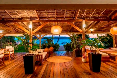 A vendre, superbe villa en bordure de plage avec une Mehari en bonne état