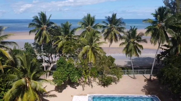 À VENDRE – SUPERBE VILLA PIEDS DANS L’EAU AVEC PISCINE
