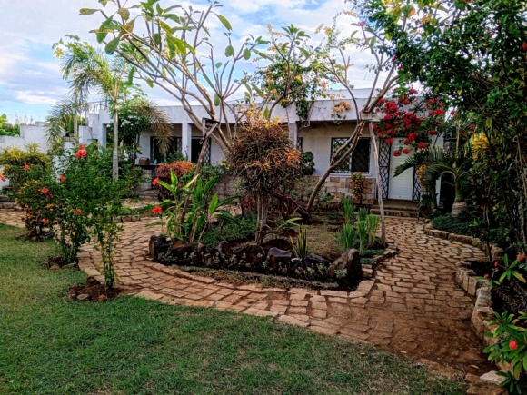 MAISON BIEN CLÔTURÉE AVEC 3 STUDIOS à 200 m de la plage