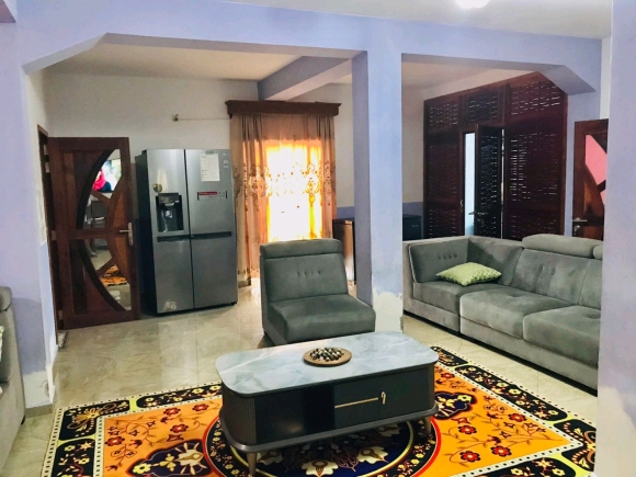 A LOUER- Superbe appartement meublé en rez-de-chaussée dans un quartier résientiel