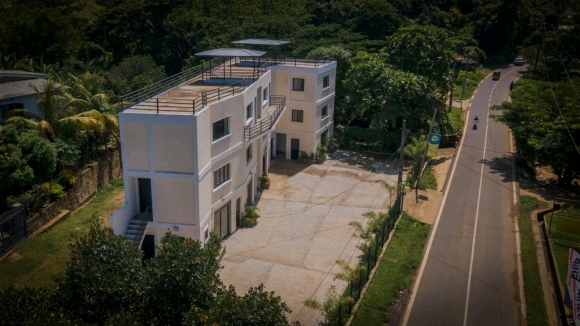 A louer-locaux commerciaux vides en bord de route