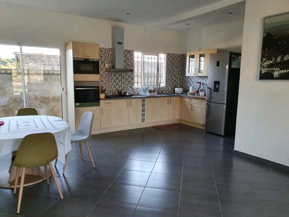 A louer-Villa inépendante meublée et securisée avec jardin-3 chambres