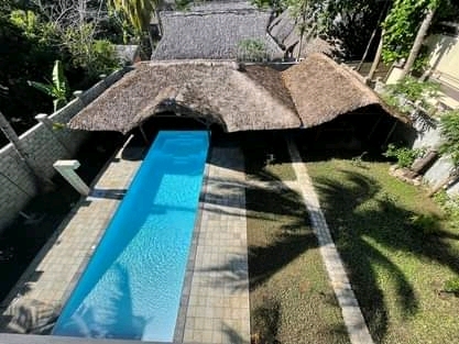 A louer,UNE TRÈS GRANDE MAISON CONTEMPORAINE AVEC PISCINE  DANS UN QUARTIER RÉSIDENTIEL