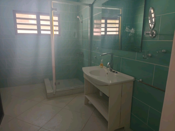 À VENDRE – SUPERBE VILLA PIEDS DANS L’EAU AVEC PISCINE
