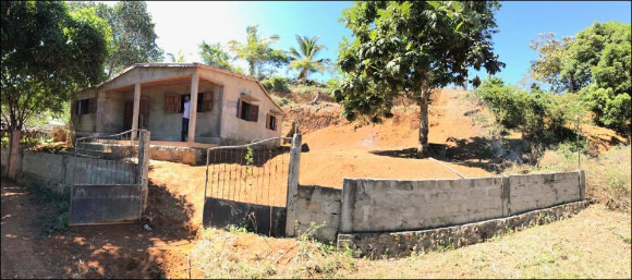 Maison en cours de construction pieds dans l'eau à Ampasindava Nosy Faly